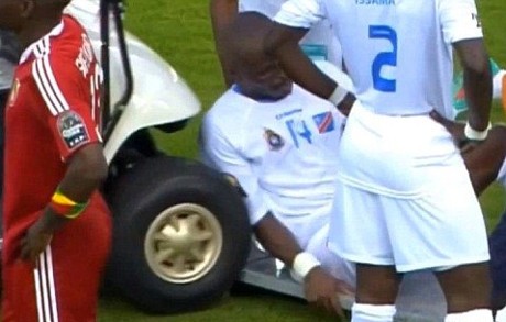 Sudah Cedera, Pesepakbola Ini Tertabrak Mobil Medis Pula