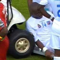 Sudah Cedera, Pesepakbola Ini Tertabrak Mobil Medis Pula