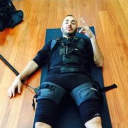 Benzema Dongkrak Kebugaran dengan Jaket Listrik