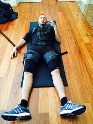 Benzema Dongkrak Kebugaran dengan Jaket Listrik