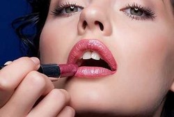 Peneliti AS Sebut Kosmetik dan Plastik Bikin Wanita Cepat Menopause