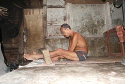 Belasan Tahun Terpasung: Sungkem si Mamad Saat Dijemput Petugas RS Jiwa