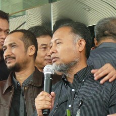 Sambil Dirangkul Samad, BW Berorasi Sebelum Penuhi Panggilan Polri