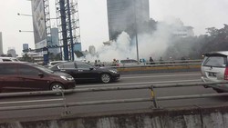 Tanaman Rambat di Perempatan Kuningan Terbakar, Lalin Tersendat