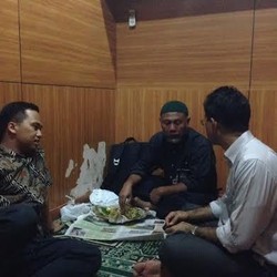 Ketika BW Salat Magrib dan Berbuka Puasa di Bareskrim Polri Sebelum Kembali Diperiksa