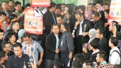 Ratusan Orang, Bunga Mawar, dan Cipika-cipiki Lepas BW ke Bareskrim Polri