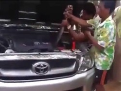 Hii, Ada Ular Besar Hidup di Mesin Mobil Toyota