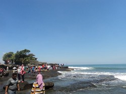 Tanah Lot, Destinasi di Bali yang Tak Pernah Sepi Traveler