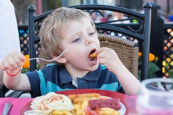 Ini Cara Menyiasati Agar si Kecil Tak Ketagihan Makanan Olahan