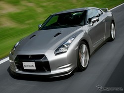 Nissan Tarik Ribuan Mobil Sport GT-R