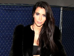 Kim Kardashian Pamer Bokong Sambil Merokok untuk Pemotretan Majalah