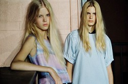 Victoria Beckham Ungkap Koleksi Terbaru 2015: Dress Putih & Motif Printing