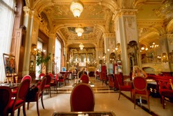 Selain Cantik, Kafe-kafe di Dunia Ini Juga Kaya Akan Nilai Sejarah (1)