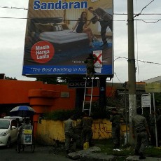 Selama 2014, 19 Ribu Lebih Tiang Reklame di Surabaya Ditebang Satpol PP