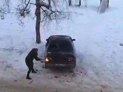 Wanita Hancurkan Mobil Suaminya dengan Kapak!