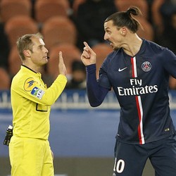 Wasit pun Menyerah Tunduk pada Ibrahimovic