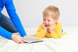 Saat Anak Nangis Jangan Ditenangkan dengan Gadget, Ini Dampaknya