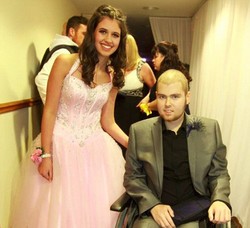 Sekarat karena Kanker, Pria Ini Bertahan Hidup Demi Ajak Kekasih ke Prom Night