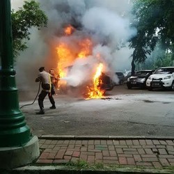 Polisi Dalami Penyebab Terbakarnya Mobil di Belakang Mabes Polri