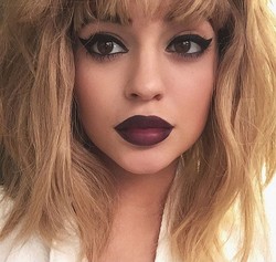 Penampilan Baru Kylie Jenner dengan Rambut Pirang dan Bibir Makin Tebal