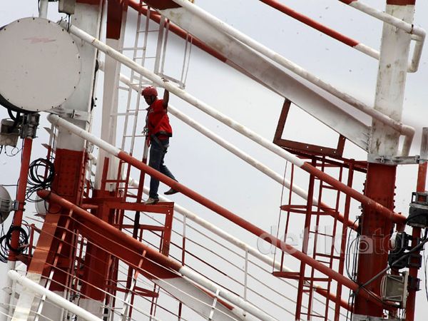 Teknisi Telkomsel Dandani BTS 4G