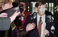Wajah Bill Gates Saat Dilempar Kue Pie