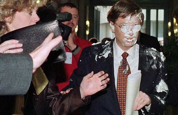 Wajah Bill Gates Saat Dilempar Kue Pie