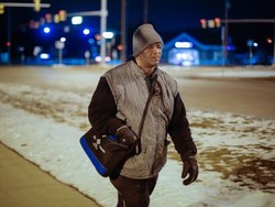 Tiap Hari Jalan 33 Km ke Tempat Kerja, Pria Ini Akhirnya Bisa Punya Mobil