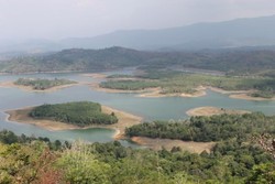 Wah! Kalimantan Punya Waduk yang Mirip Raja Ampat