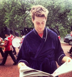 Traveler ini Keliling Eropa Cuma Pakai Kimono Mandi!