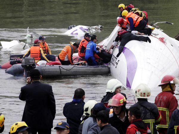 Pesawat ATR Jatuh ke Sungai di Taiwan