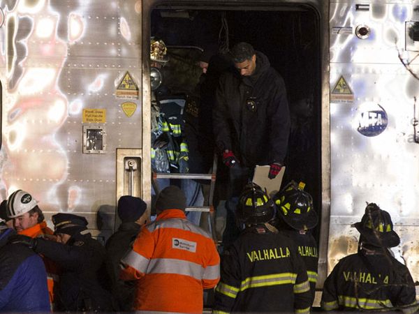 Kereta Komuter Tabrak Mobil, 6 Orang Tewas