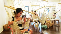 Kafe Unik dengan Tema Mesin Jahit, Meja Kantor dan Air Murni (1)