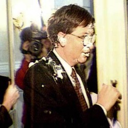 Kenangan Memalukan Bill Gates Saat Dihantam Pie