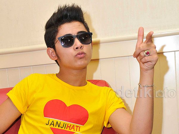 Aliando Syarief Ikut Tren Batu Akik