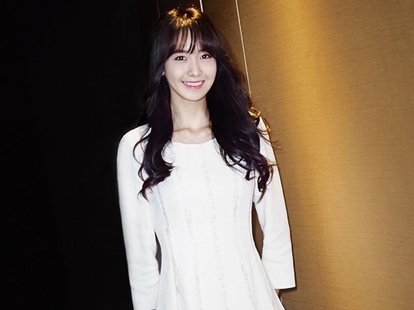 Pure Beauty... Yoona 'SNSD' Cantik Dibalut Dress Putih