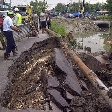 Jalan Balongsari Arah Gresik Longsor
