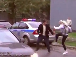 Diingatkan Karena Langgar Lalu Lintas, Wanita Pirang Ini Malah Marah Besar