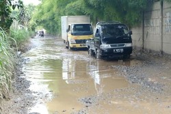 Warga Gunung Sindur Bogor Iri dengan Warga BSD yang Jalannya Mulus dengan Beton