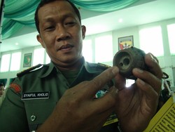 TNI Amankan 6 Senpi dan 5 Granat Sisa Konfrontasi Malaysia-RI di Kalbar