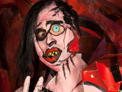 Hiii! Seniman Ini Sulap Model Jadi Patung Operasi Plastik