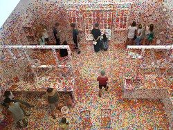 Seniman Yayoi Kusama Bikin Ruangan Polkadot