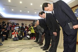 Saat Para Bos TransAsia Airways Membungkuk