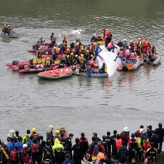 Pesawat TransAsia Jatuh Tewaskan 31 Orang, 12 Lainnya Masih Hilang