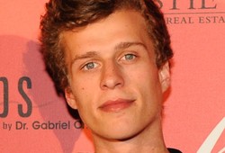 Karena Patah Hati, Adik Paris Hilton Ngamuk di Pesawat