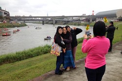 Tim SAR Taipei Cari Korban TransAsia, Warga Malah Foto-foto