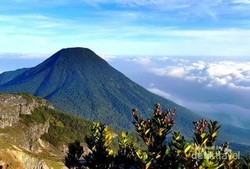 5 Jalur Trekking Paling Oke di Indonesia