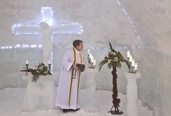 Cuma di Romania, Ada Gereja Terbuat dari Es!