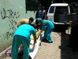 Pria Tanpa Identitas Ditemukan Tewas Tersangkut di Bawah Jembatan