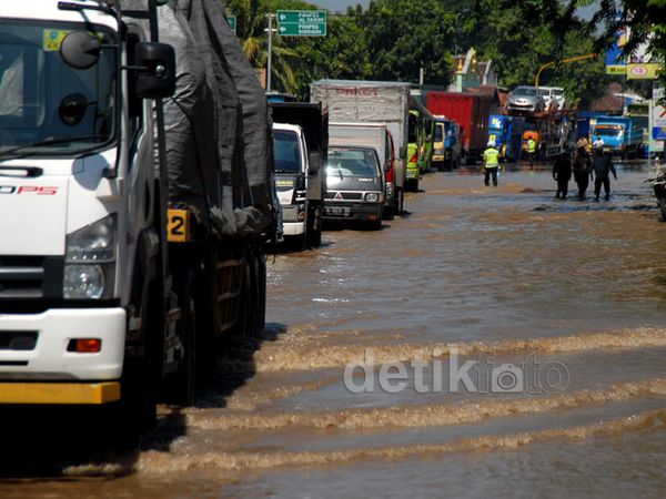 Banjir Lumpuhkan Jalur Pantura Pasuruan